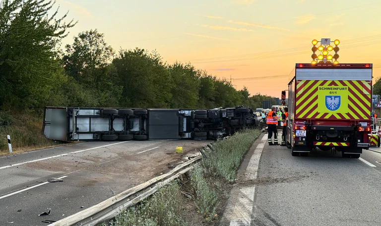 Ein Lastwagen ist auf der Autobahn 70 umgekippt.  — © Ferdinand Merzbach/News5/dpa