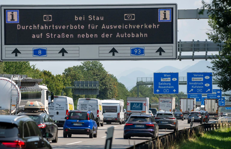 Nur bei Stau darf die Polizei Autofahrer auf die Autobahn zurückschicken. (Archivbild) — © Stefan Puchner/dpa