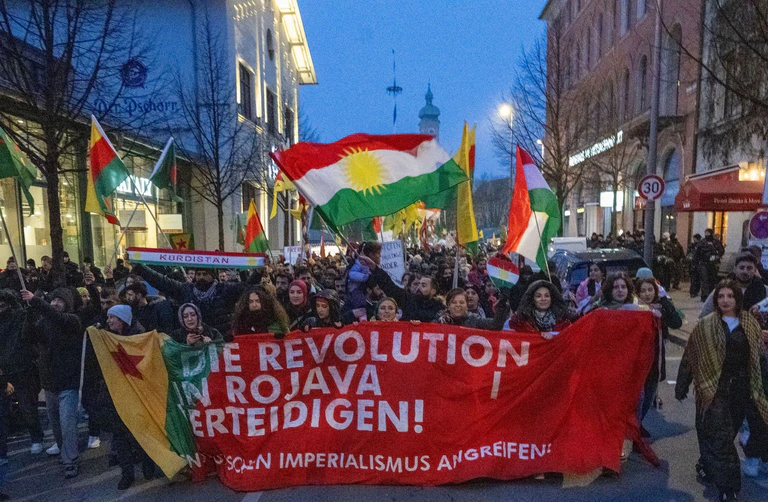 Der kurdische Demonstrationszug in der Münchner Innenstadt. — © Stefan Puchner/dpa