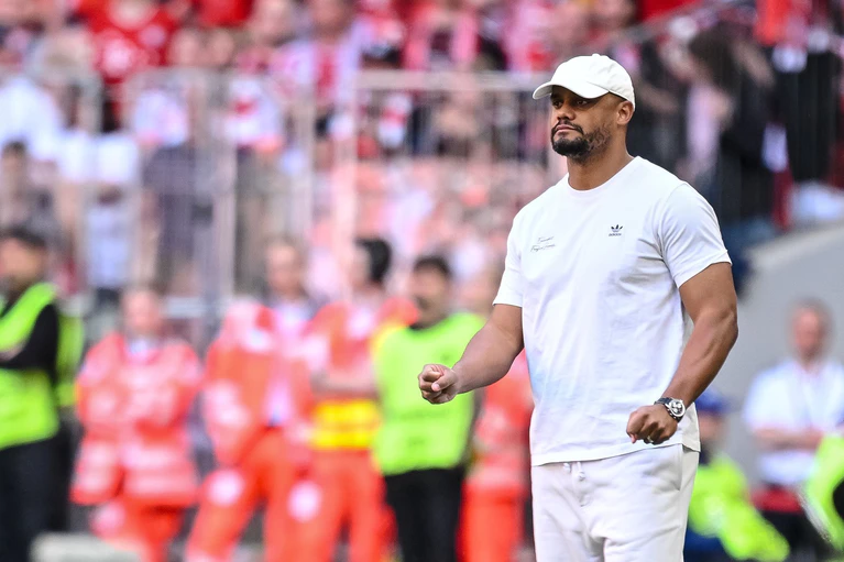 Immer Paris mit im Kopf: Bayern-Trainer Vincent Kompany in Aktion gegen Heidenheim. — © Harry Langer/dpa