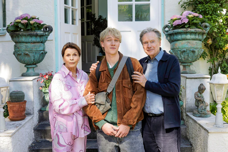 Bruno Alexander spielt Joachim, der bei seinen skurrilen und liebenswürdigen Großeltern einzieht. — © -/Komplizen Film GmbH / Doll Filmproduktion GmbH / Warner Bros. Entertainment GmbH/dpa