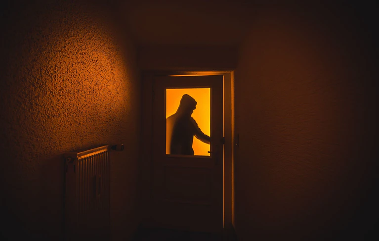 Schon ein gekipptes Fenster kann dazu führen, dass Einbrecher in wenigen Minuten alle Wertsachen stehlen - die Polizei kontrolliert derzeit verstärkt in Bayerns Wohngebieten. Schützen kann sich aber auch jeder in Eigenregie. (Symbolbild) — © Nicolas Armer/dpa/dpa-tmn