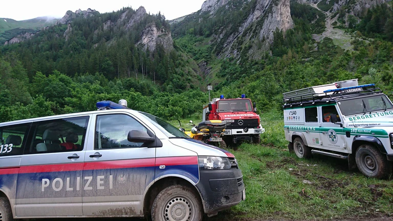 Vor den Augen seiner Wandergruppe ist ein Deutscher in Österreich in den Tod gestürzt. (Symbolbild) — © Roland Theny/Filmteam-Austria/apa/dpa