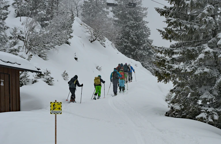 Tourengeher sind bei Garmisch-Partenkirchen auf einer ausgewiesenen Route unterwegs.  — © Malin Wunderlich/dpa
