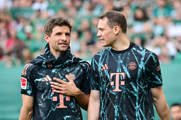 Die Verträge von Thomas Müller (l) und Manuel Neuer laufen aus. — © Sina Schuldt/dpa