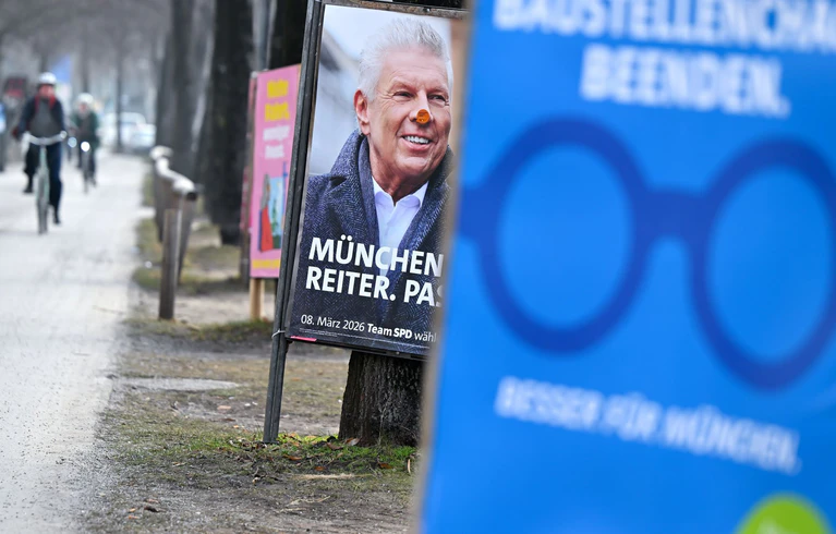 Wahlplakate in München weisen auf die Kommunalwahl am 8. März hin. — © Sven Hoppe/dpa
