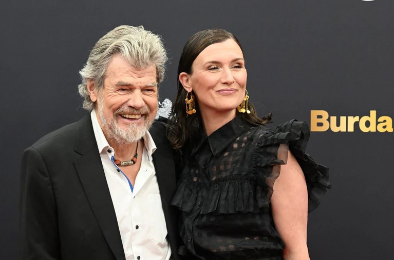Reinhold Messner und seine Frau Diane sind auch Gäste beim Bambi.  — © Felix Hörhager/dpa