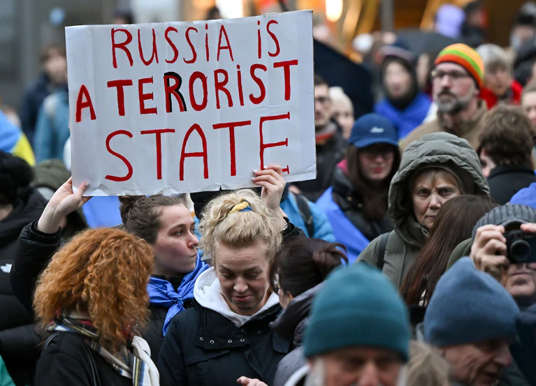 Zahlreiche Menschen nehmen anlässlich des vierten Jahrestags des russischen Angriffs auf die Ukraine an einer Kundgebung auf dem Marienplatz teil. — © Sven Hoppe/dpa