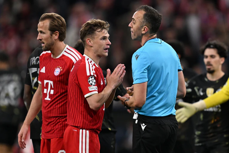 Kimmich reklamiert beim portugiesischen Referees. — © Sven Hoppe/dpa
