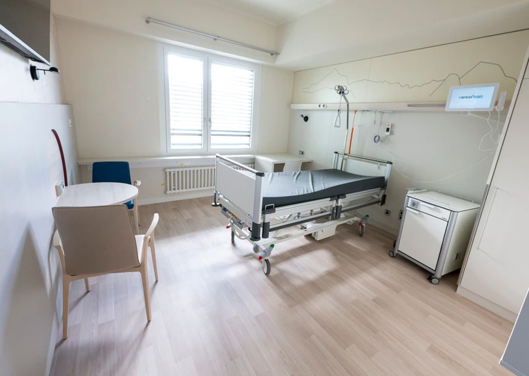 Ein Patientenzimmer für Menschen, die zusätzlich für Leistungen zahlen. — © Peter Kneffel/dpa