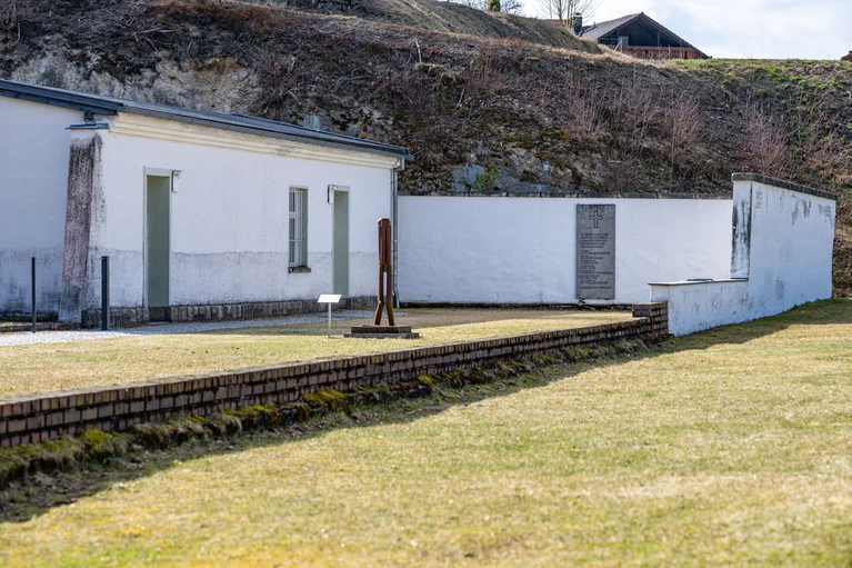 Der ehemalige Arresthof der KZ-Gedenkstätte Flossenbürg. Auch der Theologe Dietrich Bonhoeffer wurde dort ermordet. (Archivfoto) — © Armin Weigel/dpa