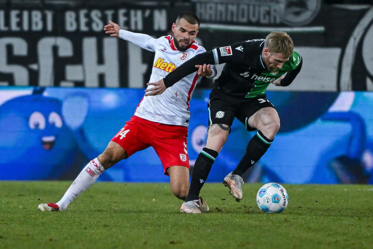 Robin Ziegele (l) bleibt bei Jahn Regensburg. (Archiv Bild) — © Armin Weigel/dpa