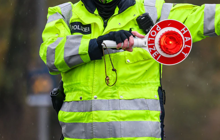 Weil er Schlangenlinien fuhr, hat die Polizei einen Autofahrer kontrolliert. (Symbolbild) — © Robert Michael/dpa