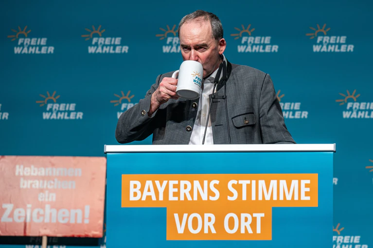Hubert Aiwanger präsentierte seine Freien Wähler als Partei der Freiheit.  — © Armin Weigel/dpa