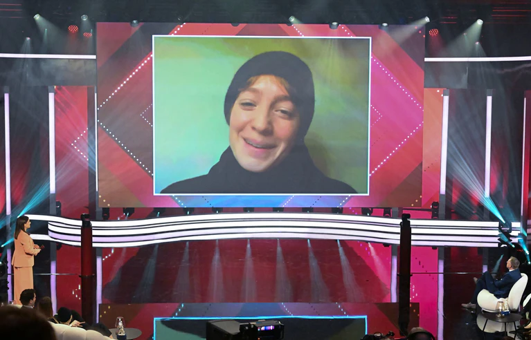 Leonie Benesch kann den Preis als Beste Darstellerin wegen einer Covid-Erkrankung nur virtuell in Empfang nehmen. — © Felix Hörhager/dpa