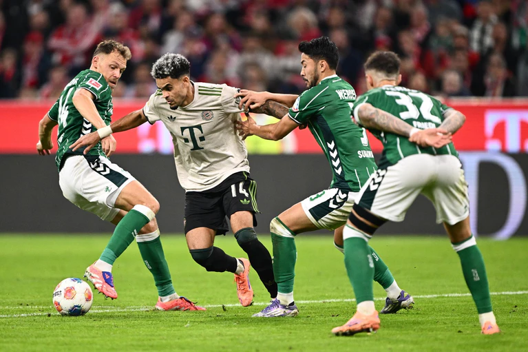 Kaum zu stoppen: Bayern-Angreifer Luis Díaz gegen drei Bremer. — © Harry Langer/dpa