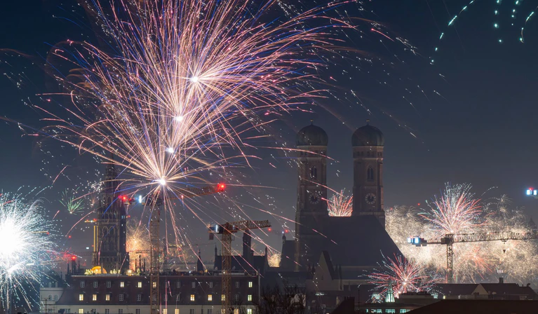 Feuerwerk über der Münchner Innenstadt. Zu einer privaten Party auf der Ludwigstraße kamen etwa 10.000 Leute. — © Peter Kneffel/dpa