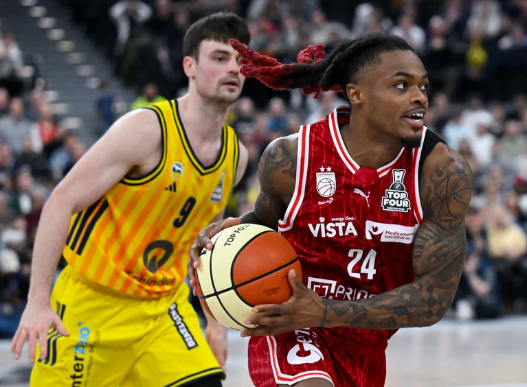 Cobe Williams (r) feiert mit Bamberg den Pokalsieg. — © Sven Hoppe/dpa