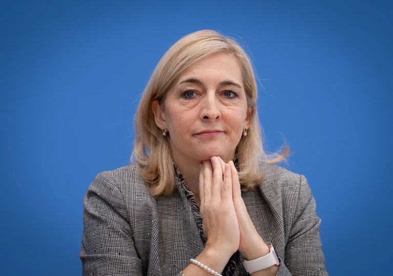 Ministerin Warken will jetzt vor allem bei den Klinik-Vergütungen sparen. (Archivbild) — © Soeren Stache/dpa