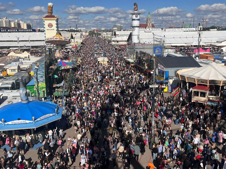 Auf dem Weg zur Wiesn wird es oft eng. (Archivbild)  — © Christoph Trost/dpa