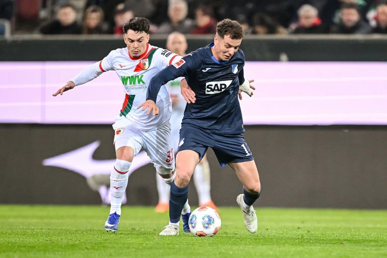Waren Teil eines teils wilden Spiels: Augsburgs Fabien Rieder (links) und Fisnik Asllani von Hoffenheim. — © Harry Langer/dpa