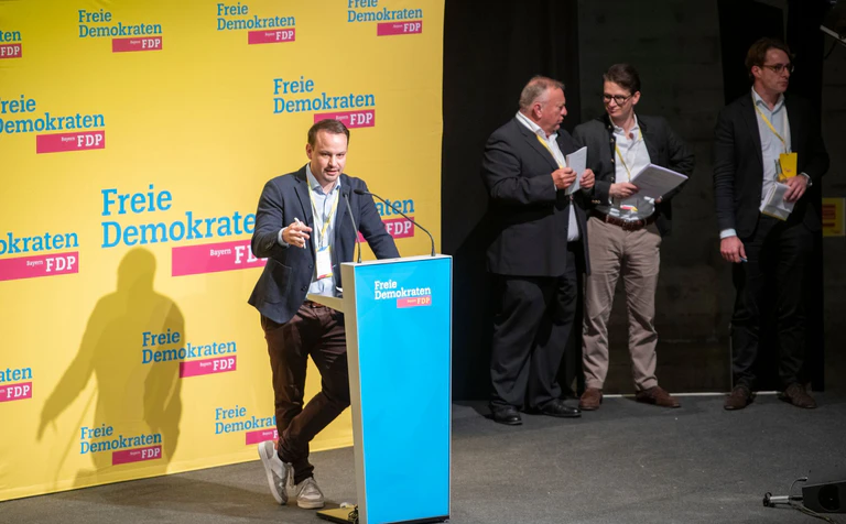 Der neue FDP-Landesvorsitzende Matthias Fischbach. — © Stefan Puchner/dpa