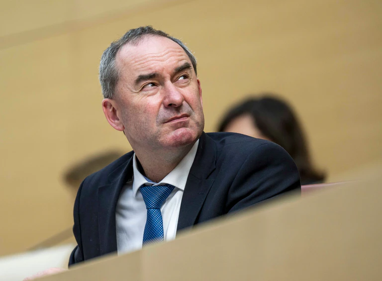 Der Freie-Wähler-Bundesvorsitzende Hubert Aiwanger will bei der nächsten Bundestagswahl erneut kandidieren, obwohl seine Partei bei bisherigen Wahlen keine Chance hatte. (Archivbild) — © Peter Kneffel/dpa