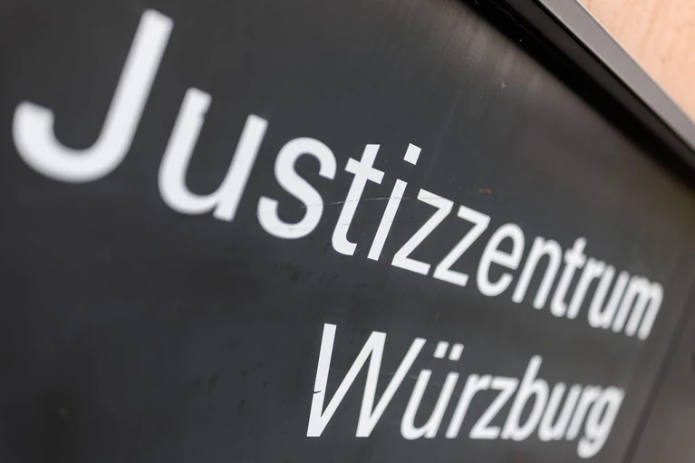 Der Angeklagte soll aus Eifersucht gehandelt haben. (Archivbild) — © Daniel Karmann/dpa