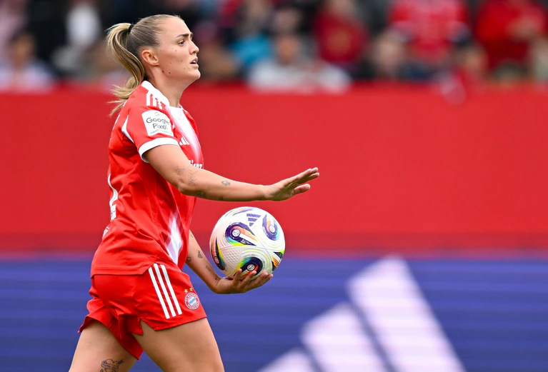 Flach spielen, hoch gewinnen: Bayerns Georgia Stanway. — © Sven Hoppe/dpa