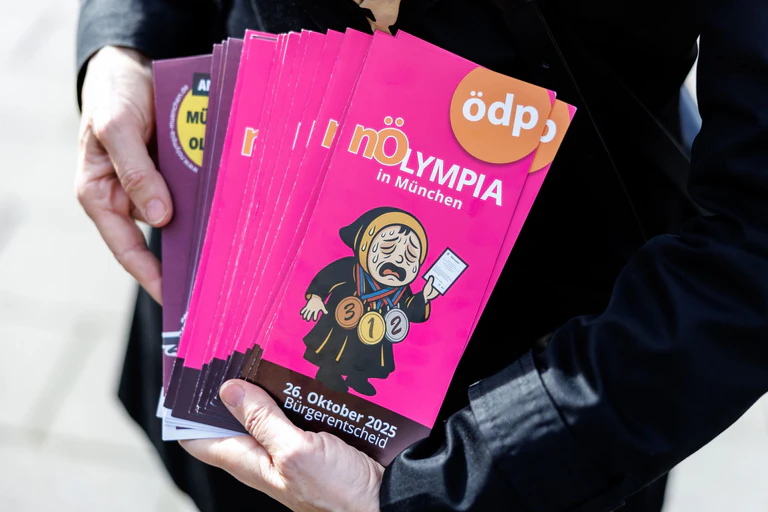 Wenige Tage vor der Bürgerbefragung versuchen Olympia-Gegner weiter, die Münchner von einem «Nein» zu überzeugen. — © Matthias Balk/dpa