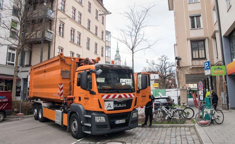 Ein großer Container-Lastwagen versperrt zur Sicherheit die Zufahrtsstraße zum Viktualienmarkt in München während der Faschingsveranstaltung «Tanz der Marktweiber». In vielen Städten wird es in diesem Jahr zusätzliche Sicherheitsmaßnahmen nach dem Anschlag von Magdeburg geben. (Archivbild) — © Peter Kneffel/dpa