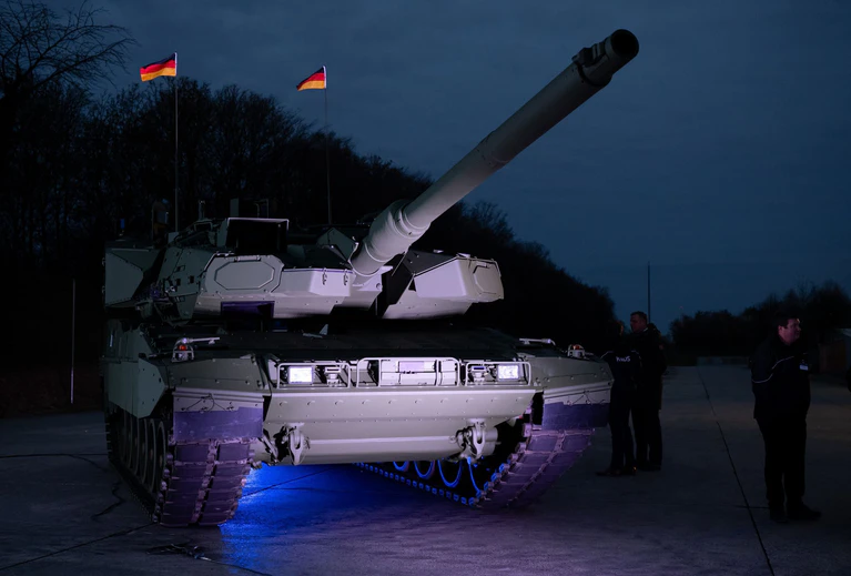 Der Leopard 2 ist wohl das bekannteste Produkt des Rüstungskonzerns KNDS. (Archivbild) — © Sven Hoppe/dpa
