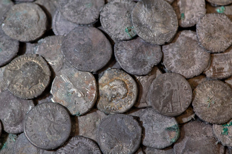 Mehr als 5.000 römische Silbermünzen belegten vor wenigen Jahren die frühere Bedeutung Augsburg für die Römer. Es ist der bislang größte römische Silberschatz, der in Bayern entdeckt wurde. (Archivbild) — © Sven Hoppe/dpa