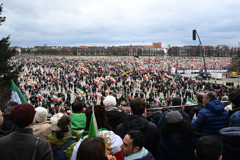 Bis zum Nachmittag zählte die Polizei bereits 200.000 Teilnehmer auf der Iran-Demo auf der Theresienwiese. — © Felix Hörhager/dpa