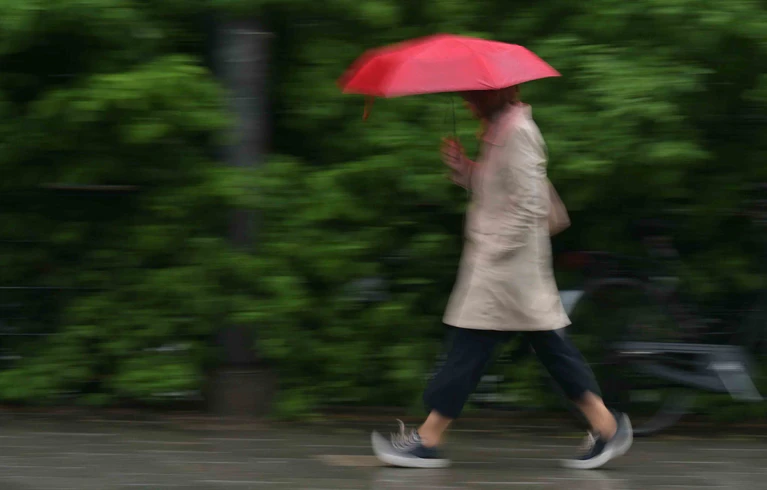 Der Regenschirm wird zum Wochenstart für die Menschen in Bayern unverzichtbar. (Archivbild) — © Malin Wunderlich/dpa