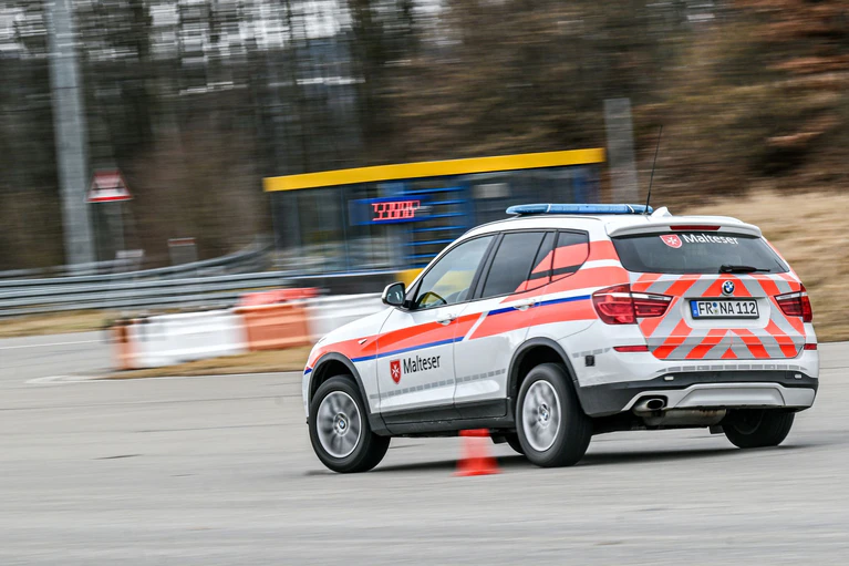 Rallye-Fahrerin Jutta Kleinschmidt schult Einsatzkräfte des Malteser-Rettungsdienstes hinter dem Steuer. — © Jason Tschepljakow/dpa