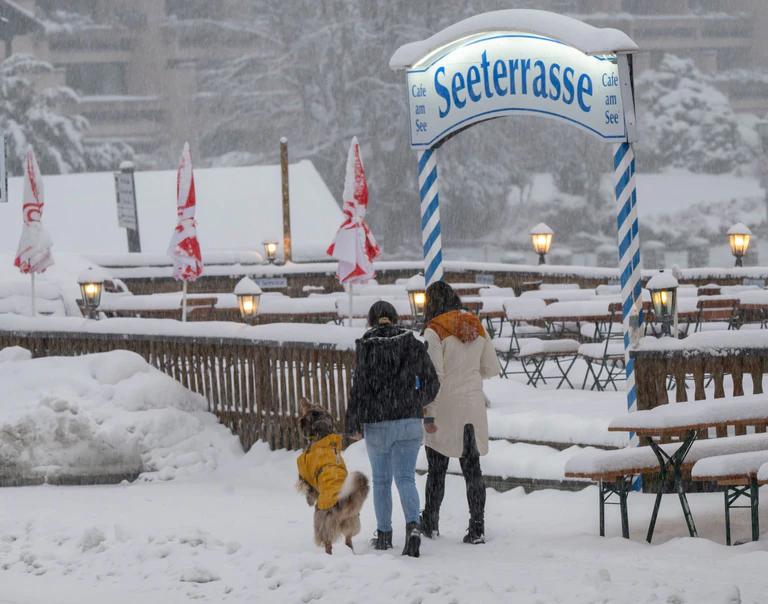 Der Winter in Bayern gibt auch kurz vor dem Osterfest nur ganz allmählich auf. (Archivbild) — © Peter Kneffel/dpa