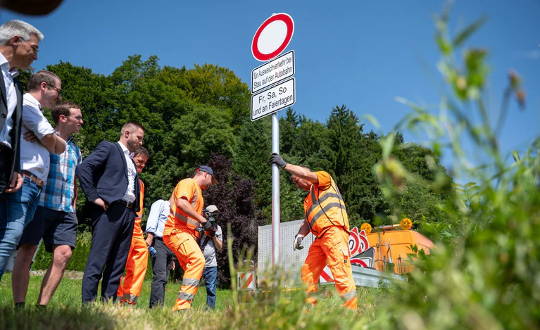 Bei Stau über die Dörfer ausweichen, geht künftig entlang der A8 im Landkreis Rosenheim nicht mehr. — © Leonie Asendorpf/dpa