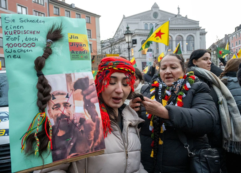 Mehrere tausend Menschen demonstrieren in Nürnberg und München gegen das Vorrücken syrischer Truppen in Nordsyrien. — © Stefan Puchner/dpa
