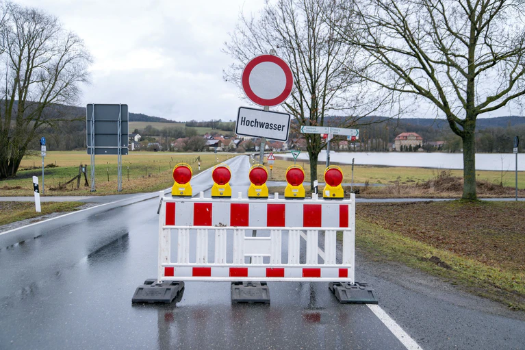 Einzelne Straßen in Nordbayern sind gesperrt.  — © Pia Bayer/dpa