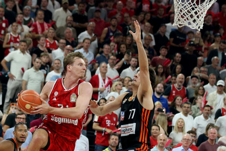 Justus Hollatz (links) und Ben Saraf kämpfen um den Ball. — © Matthias Stickel/dpa