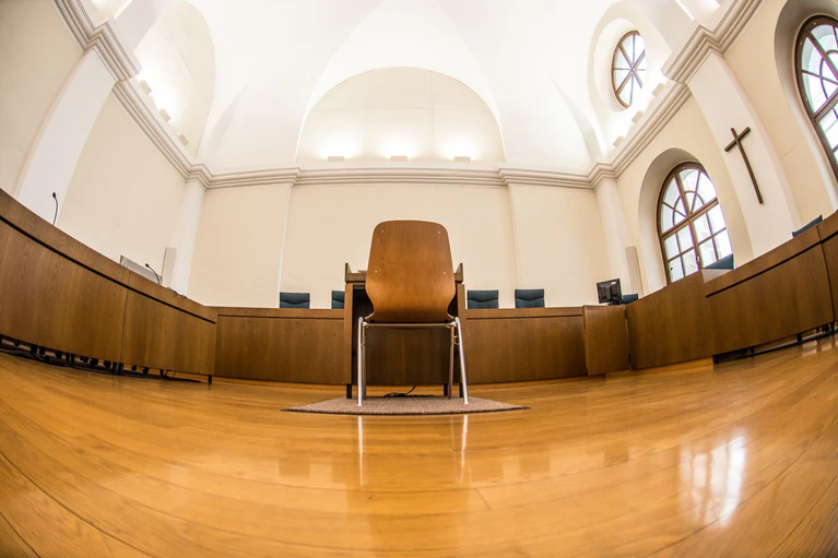 Das Landgericht Passau hat eine Pflegerin wegen Fälschung von Testamenten verurteilt. (Symbolbild) — © picture alliance / dpa