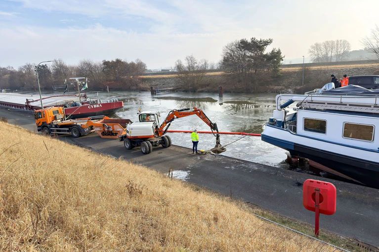 Nach der Havarie eines Güterschiffs auf dem Main-Donau-Kanal im Kreis Forchheim ist der Schiffsverkehr dort vorerst eingestellt. — © Daniel Löb/dpa