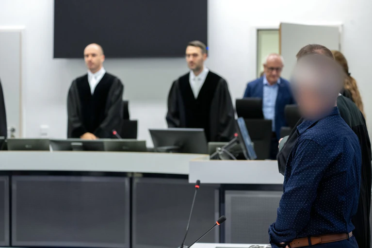 Die Staatsanwaltschaft wirft ihm versuchten Mord sowie gefährliche Körperverletzung vor.  — © Pia Bayer/dpa