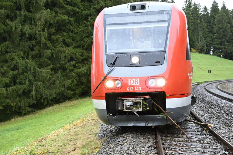 Der entgleiste Zug steht nahe einem Abhang. — © David Pichler/swd-medien/dpa