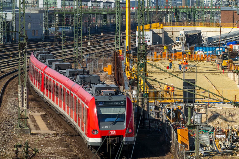 Wegen Arbeiten an der Stammstrecke wird die Fahrt nach und durch München am zweiten Adventswochenende mit der S-Bahn schwieriger. (Archivbild) — © Peter Kneffel/dpa