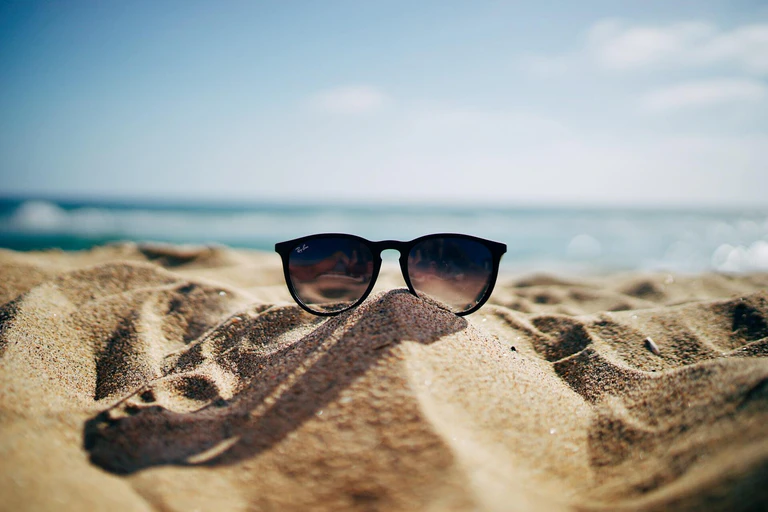 Urlaub, Ferien, Strand, Sonnenbrille — © Photo by Ethan Robertson on Unsplash