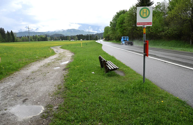 Gerade auf dem Land sind Busse eines der wichtigsten öffentlichen Verkehrsmittel. (Archivbild) — © Angelika Warmuth//dpa