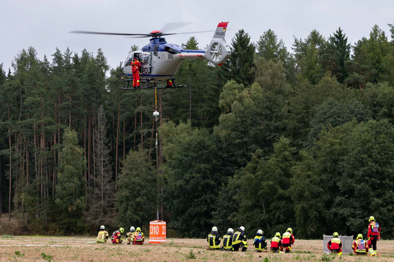 Ein Hubschrauber bei der Übung hebt ab. — © Daniel Karmann/dpa