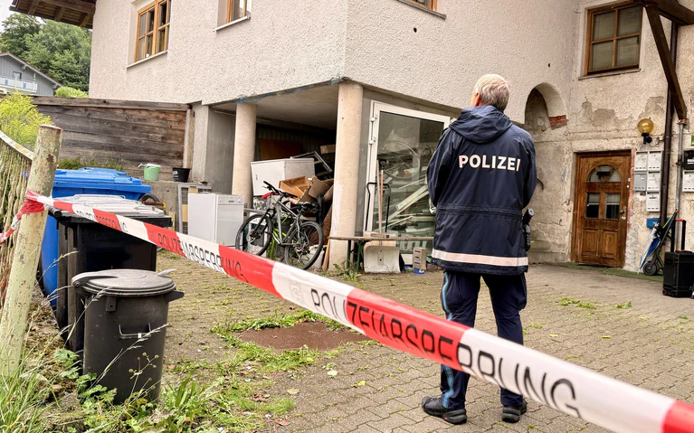Die Kripo Deggendorf wird von Spezialisten des Landeskriminalamtes und der Rechtsmedizin München unterstützt. — © Christine Vincon/dpa